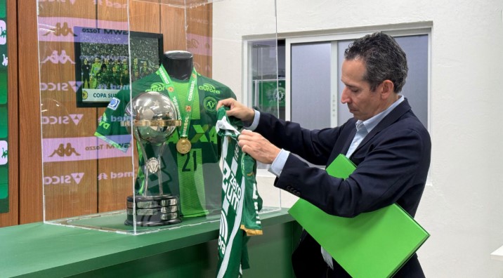 Médico colombiano que atendeu vítimas da tragédia da Chapecoense visita Arena Condá
