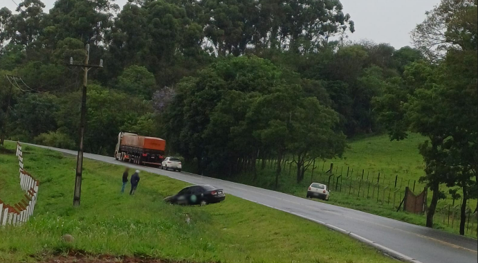 Motorista sai da pista para evitar colisão com carreta na BR-163