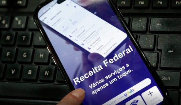 Receita paga nesta sexta maior lote de restituição do IR da história