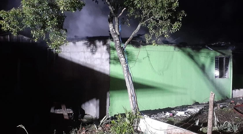 Incêndio destrói casa no bairro São Silvestre