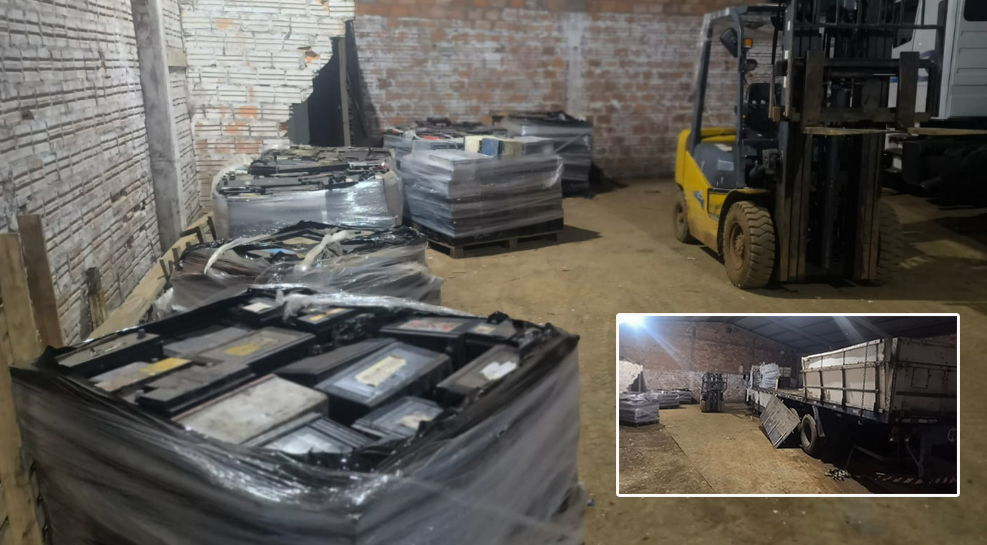 Polícia apreende carga de baterias e caminhão durante operação em galpão