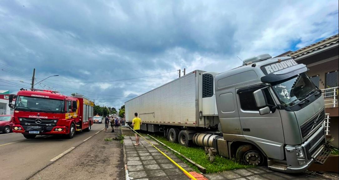 Carreta desgovernada bate em carro, sobe na calçada e invade pátio de duas residências