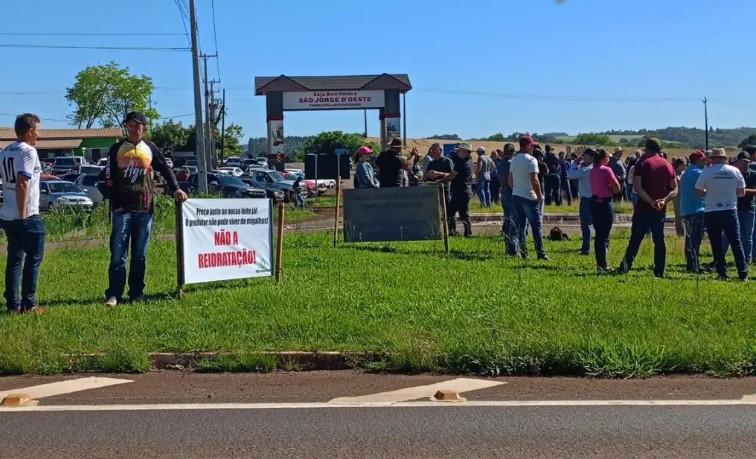Produtores de leite fazem protesto na região