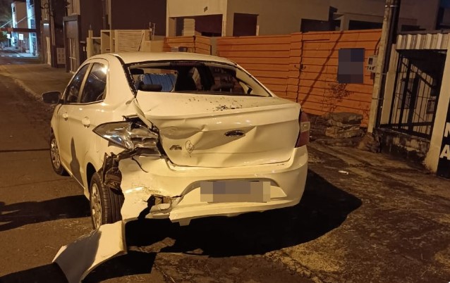 Motorista bate em carro de aplicativo estacionado, foge e deixa prejuízo ao trabalhador