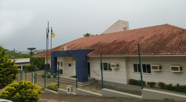 Homem vai ao fórum atualizar endereço, descobre mandado de prisão e acaba detido em SC