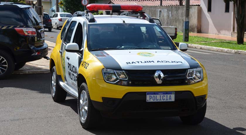 Depois de furtar veículo ladrão tem mãos furadas com disparos de arma de fogo.