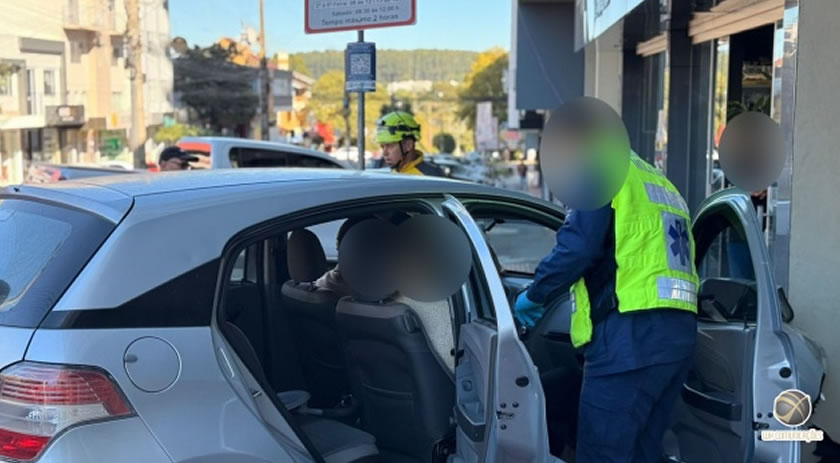 Idosos são socorridos após carro atingir fachada de prédio no centro