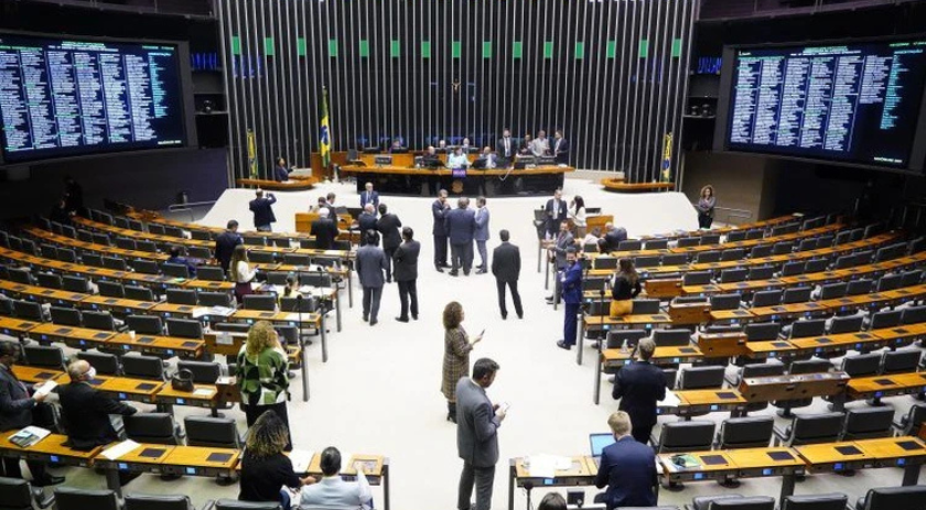 Projeto que aumenta pena para quem comprar celular roubado é aprovado