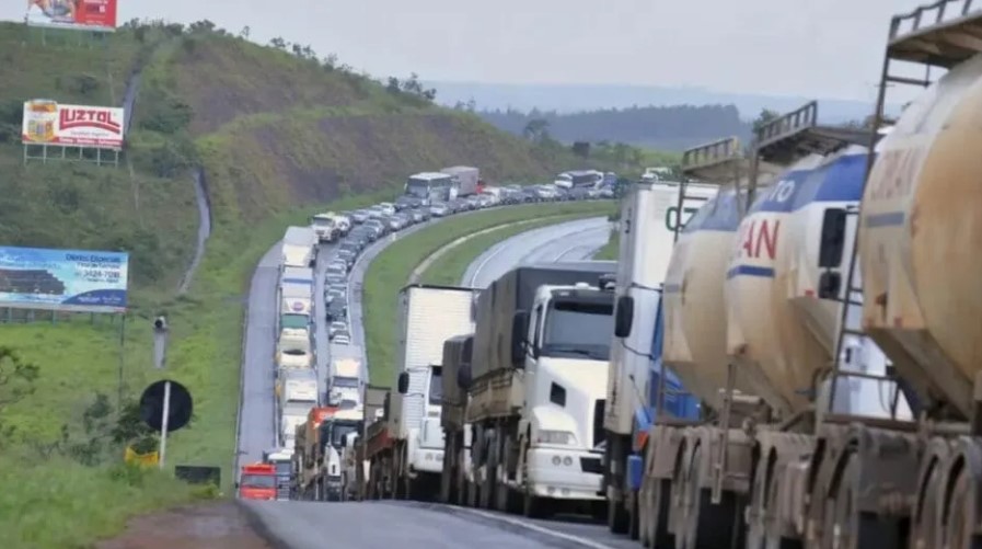 Câmara aprova anistia a multas aos caminhoneiros por bloqueios pós-eleições de 2022