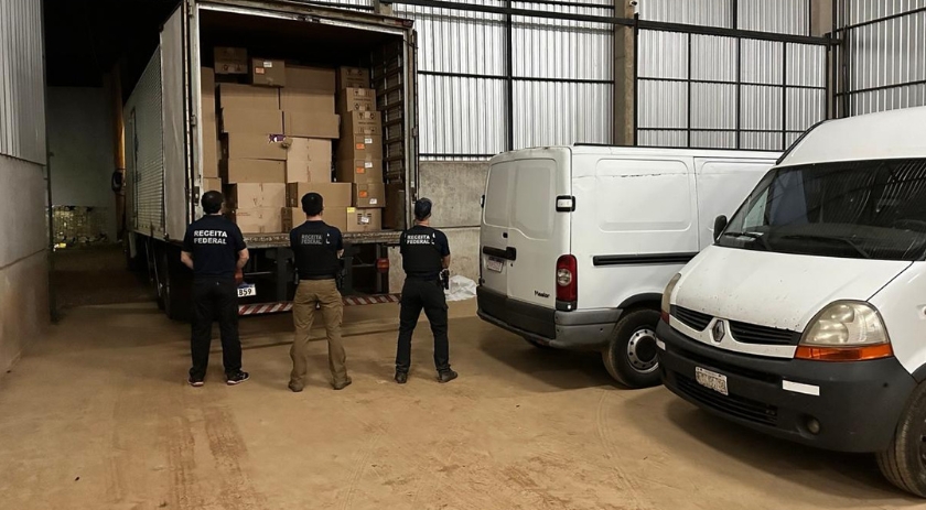 Quatro pessoas são presas e mais de 3 mil pares de tênis falsificados são apreendidos