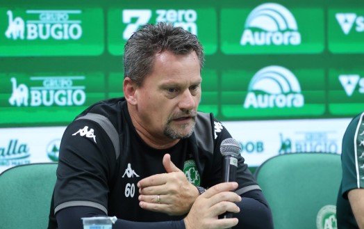 Chapecoense anuncia demissão do técnico Fábio Matias