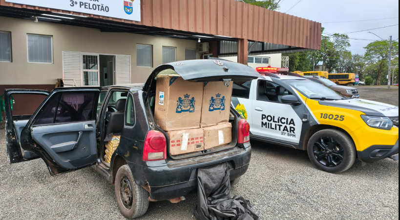 Motorista foge da PM, bate veículo e é preso com 400 pacotes de cigarros contrabandeados