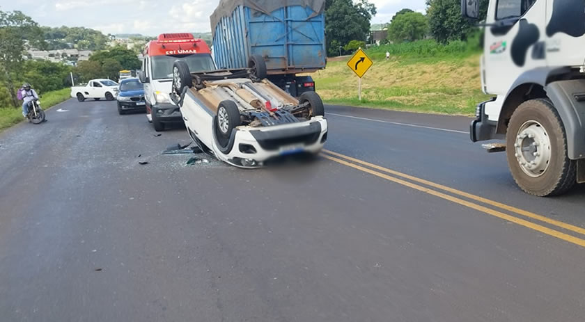 Carro capota após acidente envolvendo três veículos, na BR 158