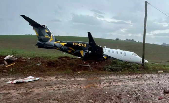 Avião partindo do Oeste de SC sai da pista durante pouso no RS