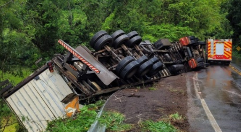 Carreta capota após saída de pista na SC-305 entre Guaraciaba e Anchieta