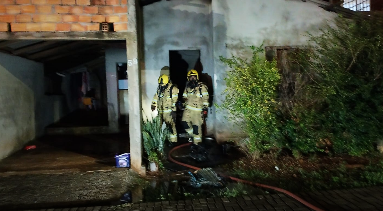 Incêndio em residência deixa homem ferido no Oeste de SC
