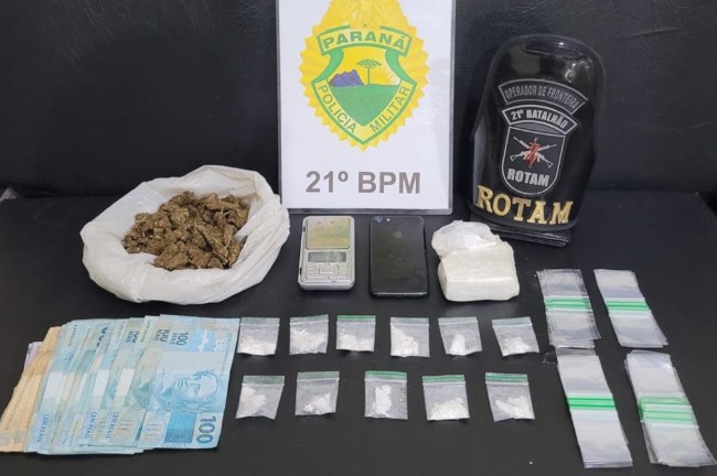 Homem passa droga para filho durante abordagem policial e é preso por tráfico e corrupção de menor