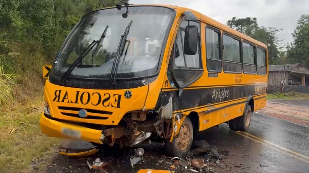 Acidente entre micro-ônibus escolar e caminhonete é registrado na PR-481