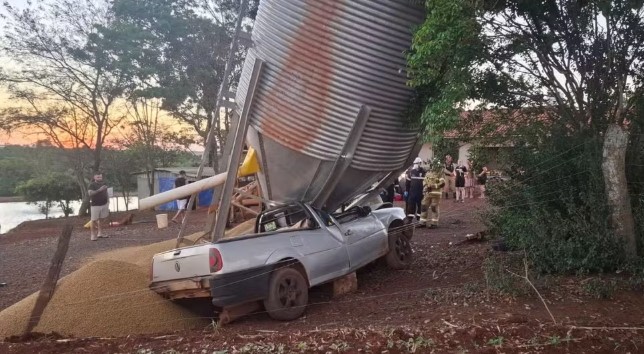 Carro sai da pista, bate em silo e estrutura com 10 toneladas de grãos desaba