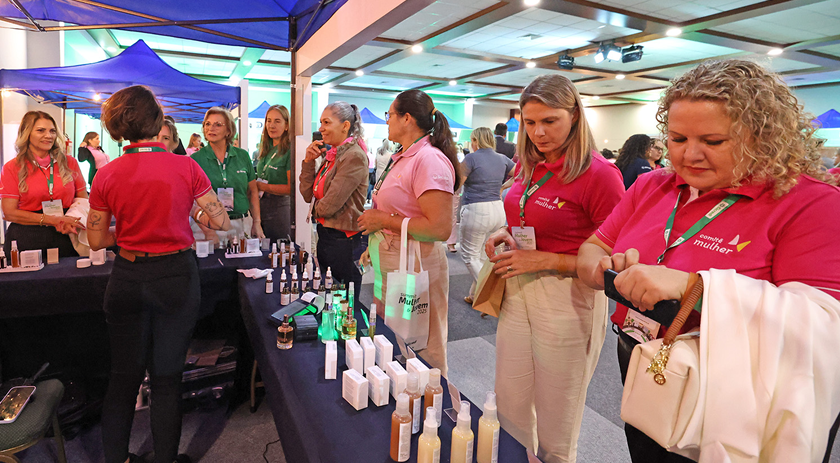 Sicredi Fronteiras apresenta cases de sucesso no Summit Nacional Mulher e Jovem 2025