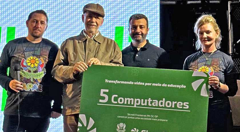 Sicredi Fronteiras doa computadores para a APAE