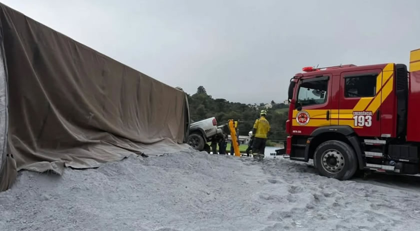 Grave acidente com caminhão de cimento interdita totalmente a BR-282