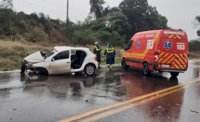 Motoristas ficam presos nas ferragens em acidente envolvendo três veículos no Oeste de SC