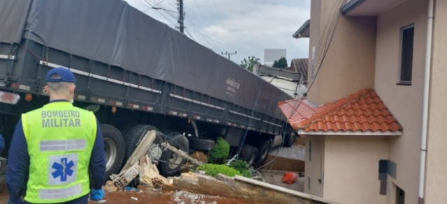 Carreta sai da pista e colide contra muro de residência no Meio-Oeste