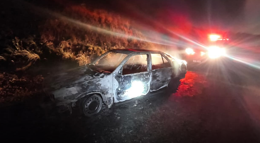 Fiat Tempra abandonado é destruído por incêndio em estrada