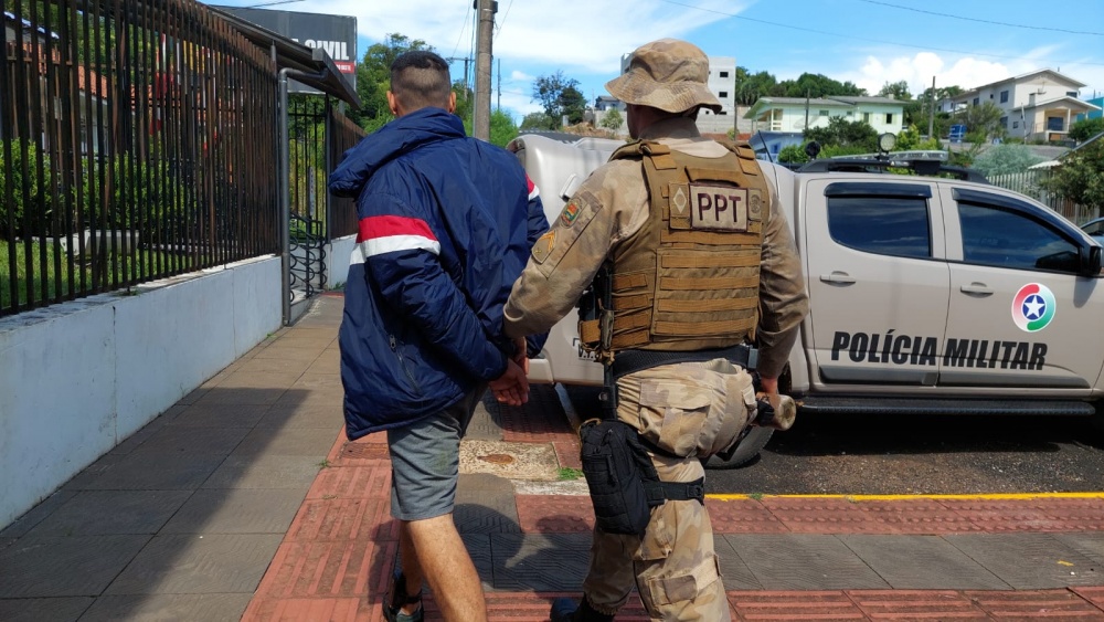 Usando tornozeleira eletrônica, homem furta veículo e é preso pela PM instantes depois
