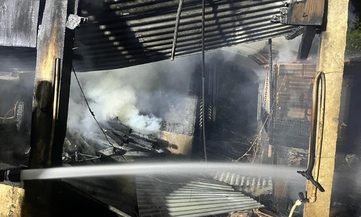 Incêndio em galpão mobiliza bombeiros no Extremo-Oeste
