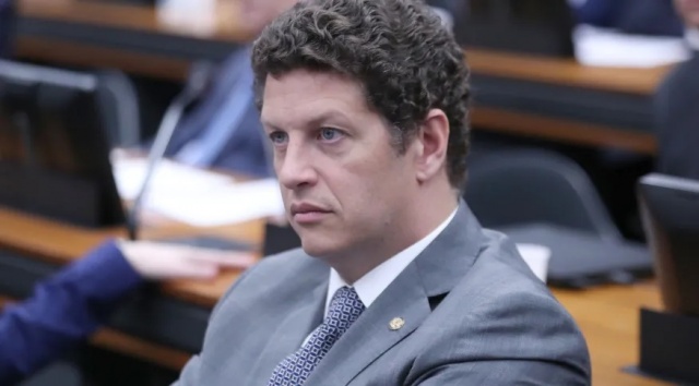 Ex-ministro do Meio Ambiente, Ricardo Salles vira réu por exportação ilegal de madeira