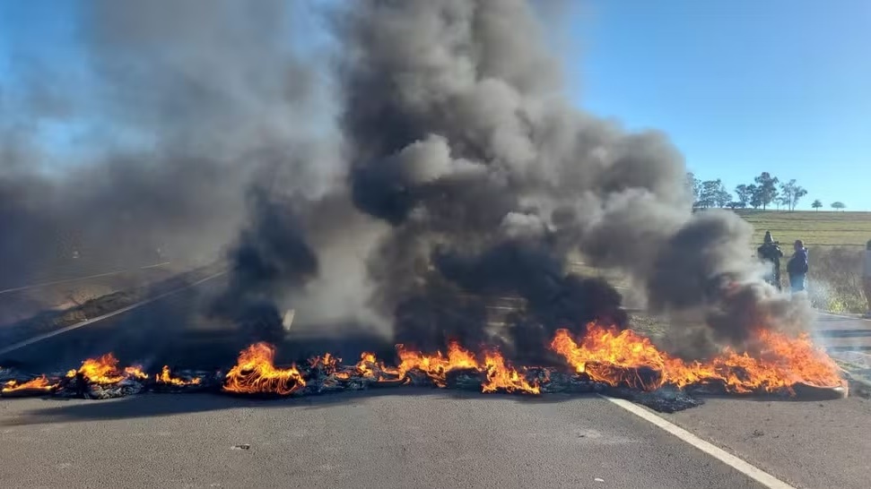 Moradores fecham rodovia em Londrina, sentido Curitiba, em protesto por falta d'água