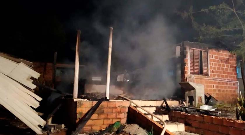 Bombeiros de SC encontram corpos de irmãos após incêndio no PR
