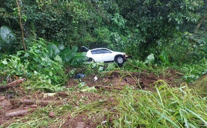 Carro sai da pista e cai em ribanceira de 15 metros