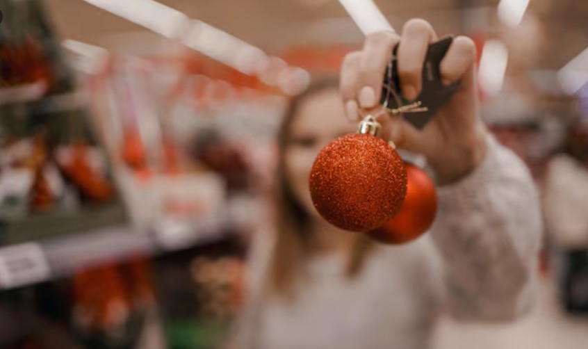 Homem é preso por furtar enfeites de Natal de supermercado