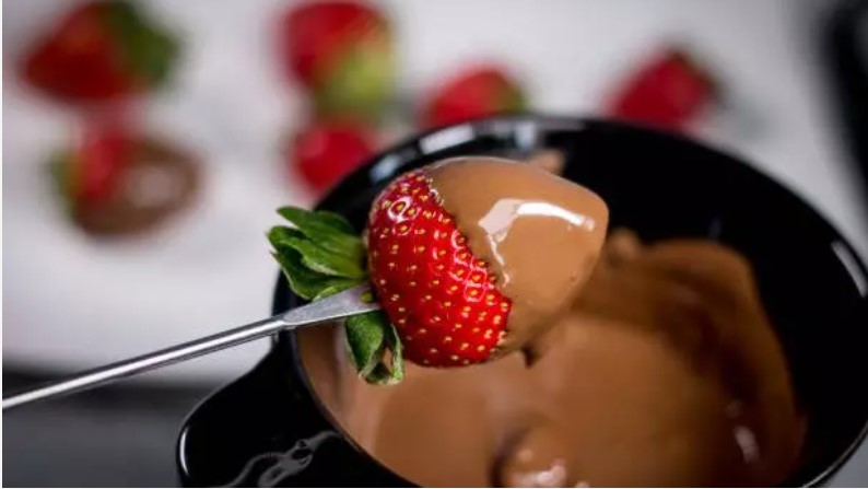 Fondue de chocolate sem complicação e com poucos ingredientes; veja como fazer