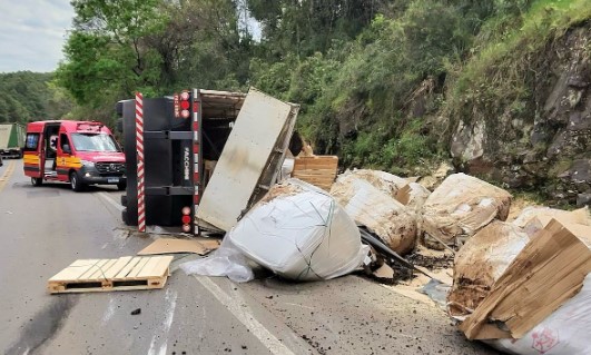 Caminhão tomba na BR-282 e deixa motorista ferido
