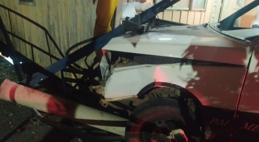 Homem é detido por embriaguez ao volante após carro invadir residência