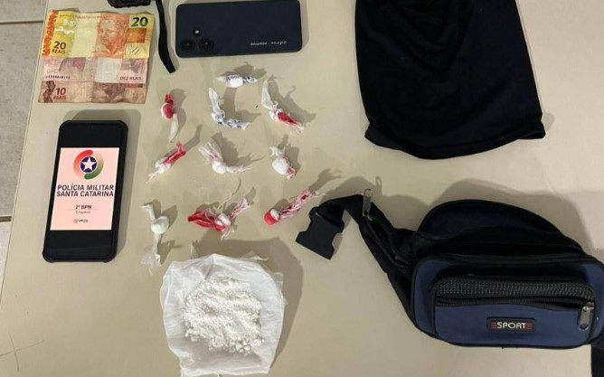 Adolescente é apreendido com drogas e rádio comunicador