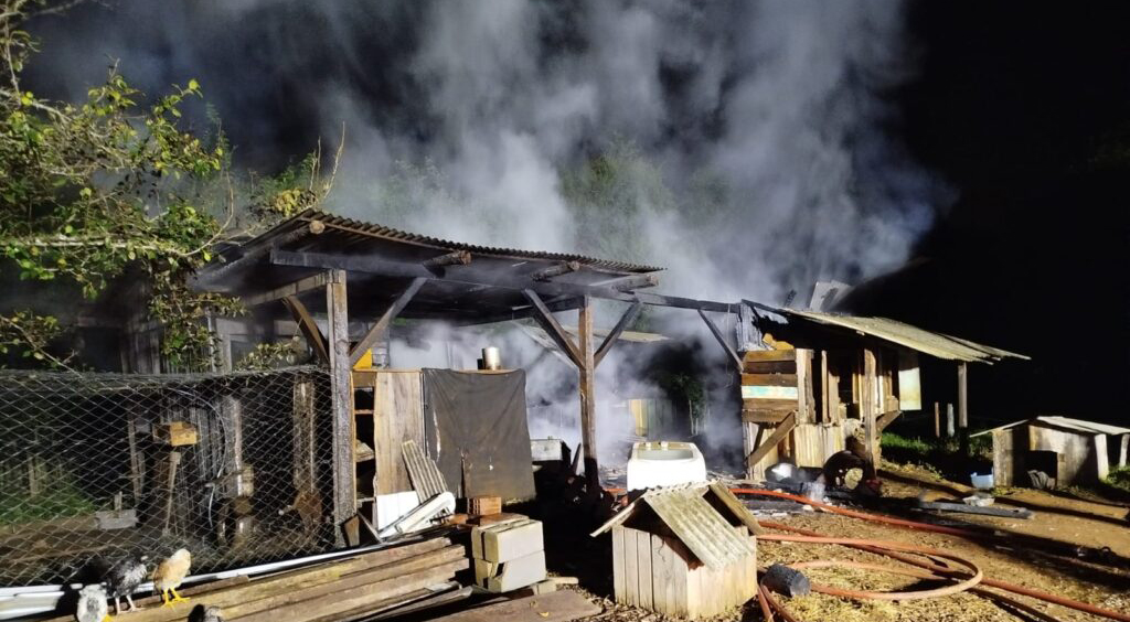 Incêndio destrói galpão e mobiliza bombeiros durante a madrugada