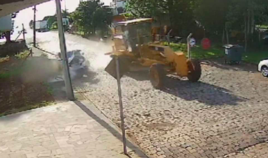 Pneu de patrola estoura no meio da rua e destrói carro