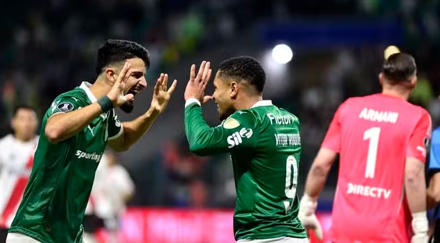 Palmeiras vence River Plate de virada e vai à semifinal da Libertadores