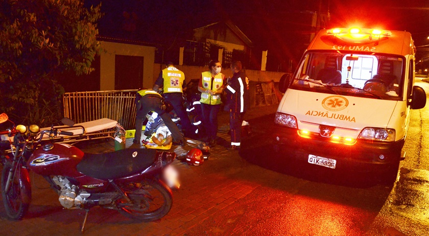 Homem sofre queda de moto e fica ferido na Avenida Arnaldo Busatto