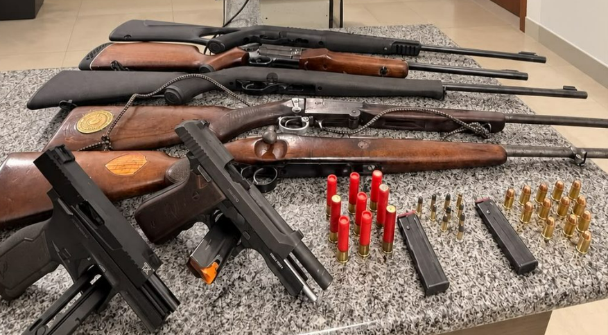 Homem aponta arma para policial, ameaça vizinhos e acaba preso em SC
