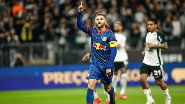 Lucão brilha, e Bragantino bate Corinthians com pênalti polêmico e gol no último lance