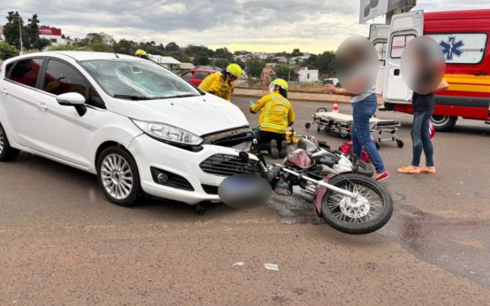 Colisão entre carro e moto deixa motociclista ferido