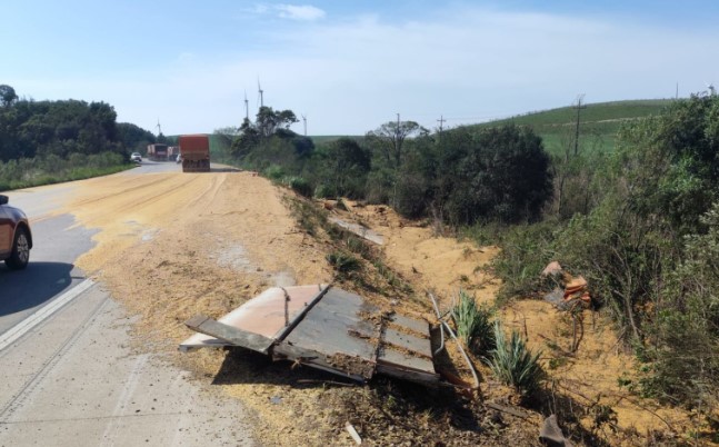 Caminhão carregado com soja tomba na rodovia PR-280