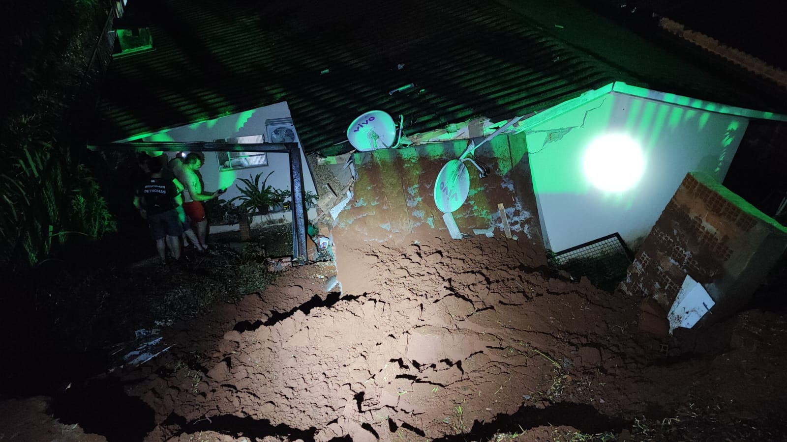 Muro desaba, danifica residência e imóvel é interditado em bairro