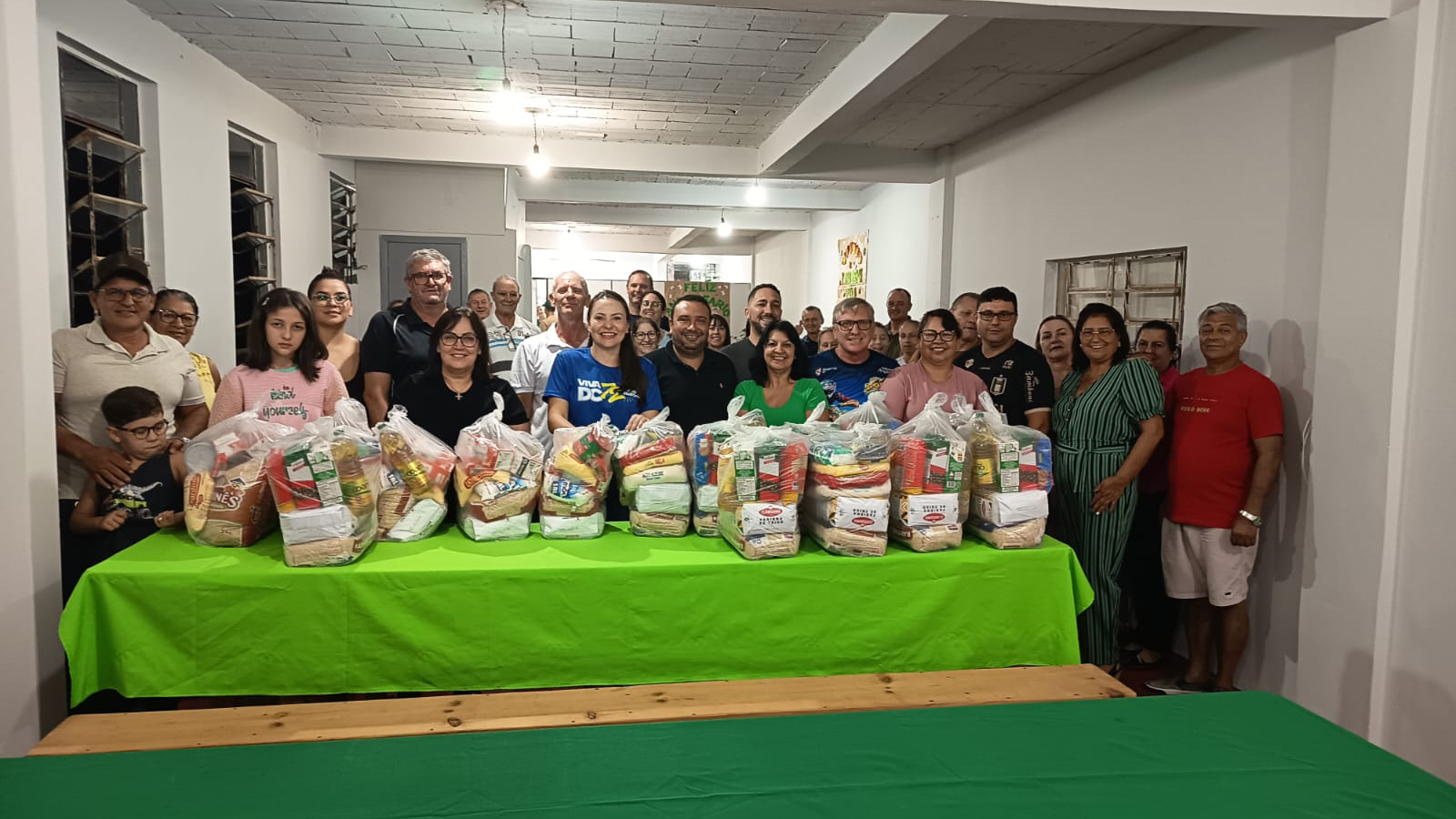 Grupo de Casais Unidos da Fronteira doa 15 cestas básicas